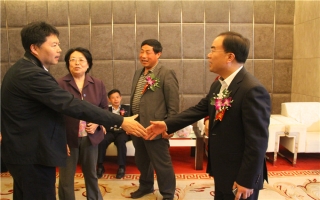 國(guó)家發(fā)展改革委資源節(jié)約與環(huán)境保護(hù)司牛波處長(zhǎng)（和劉總握手）、全國(guó)墻材革新工作委員會(huì)會(huì)長(zhǎng)滕軍力（女士）