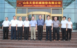 清華大學(xué)建筑設(shè)計(jì)研究院副院長(zhǎng)、研究員侯建群蒞臨