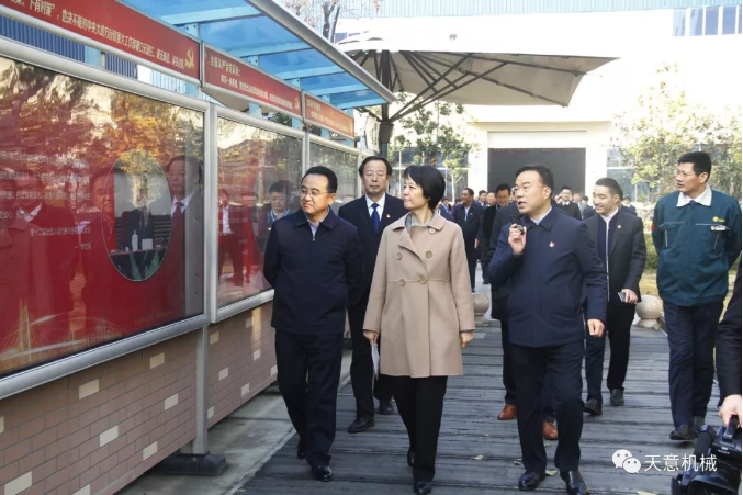 濟(jì)寧市委常委、組織部部長孔凡萍帶領(lǐng)全市“兩新”組織黨建工作現(xiàn)場(chǎng)觀摩團(tuán)蒞臨天意機(jī)械調(diào)研指導(dǎo)